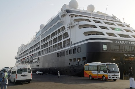 Le navire de croisière Azamara Quest accoste avec plus de 600 touristes à son bord