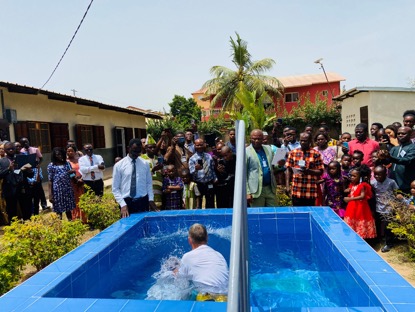 Jehovah’s witnesses end convention, baptize 5