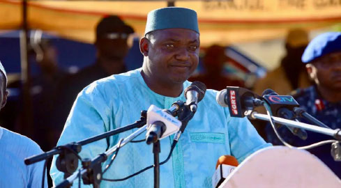Le Président Barrow demande aux Gambiens de tourner contre la politique tribale