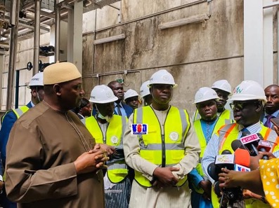 Le président Barrow inspecte la Société Nationale de Transformation et de Commercialisation des Produits Alimentaires (NFSPMC), sur le point de démarrer la production d'huile locale