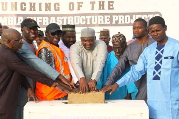 Le président Barrow promet de combler le déficit infrastructurel du monde rural en Gambie