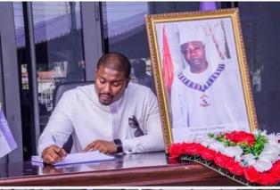 Bensouda pays homage to ex-Mayor Yankuba Colley as he signs condolence book