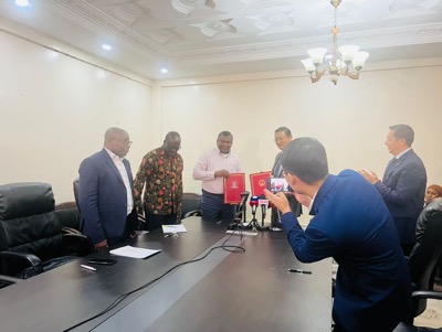 China presents essential medical supplies to MOH