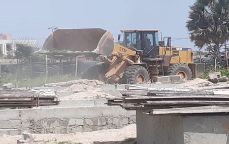 Le Département de la Planification Urbaine procède à la destruction de maisons d’une valeur d’un million de dalasis à Jabang Estate
