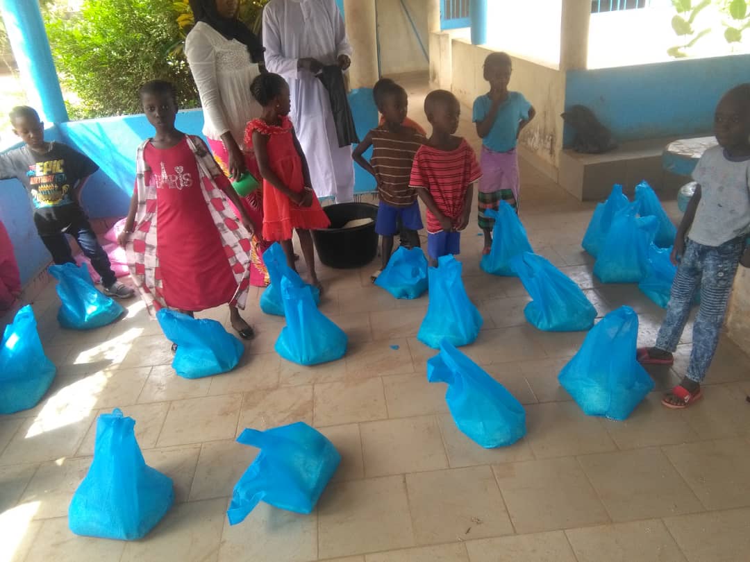 Kindergarten Erfurt dindingo-Gambia e.V. distributes rice to students