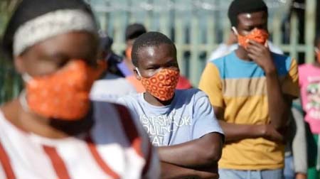 L ’Organisation mondiale de la santé (OMS) a modifié ses conseils sur les masques faciaux. Il affirme qu’ils devraient désormais être portés en public lorsque la distanciation sociale n’est pas possible pour aider à stopper la propagation du coronavirus. 