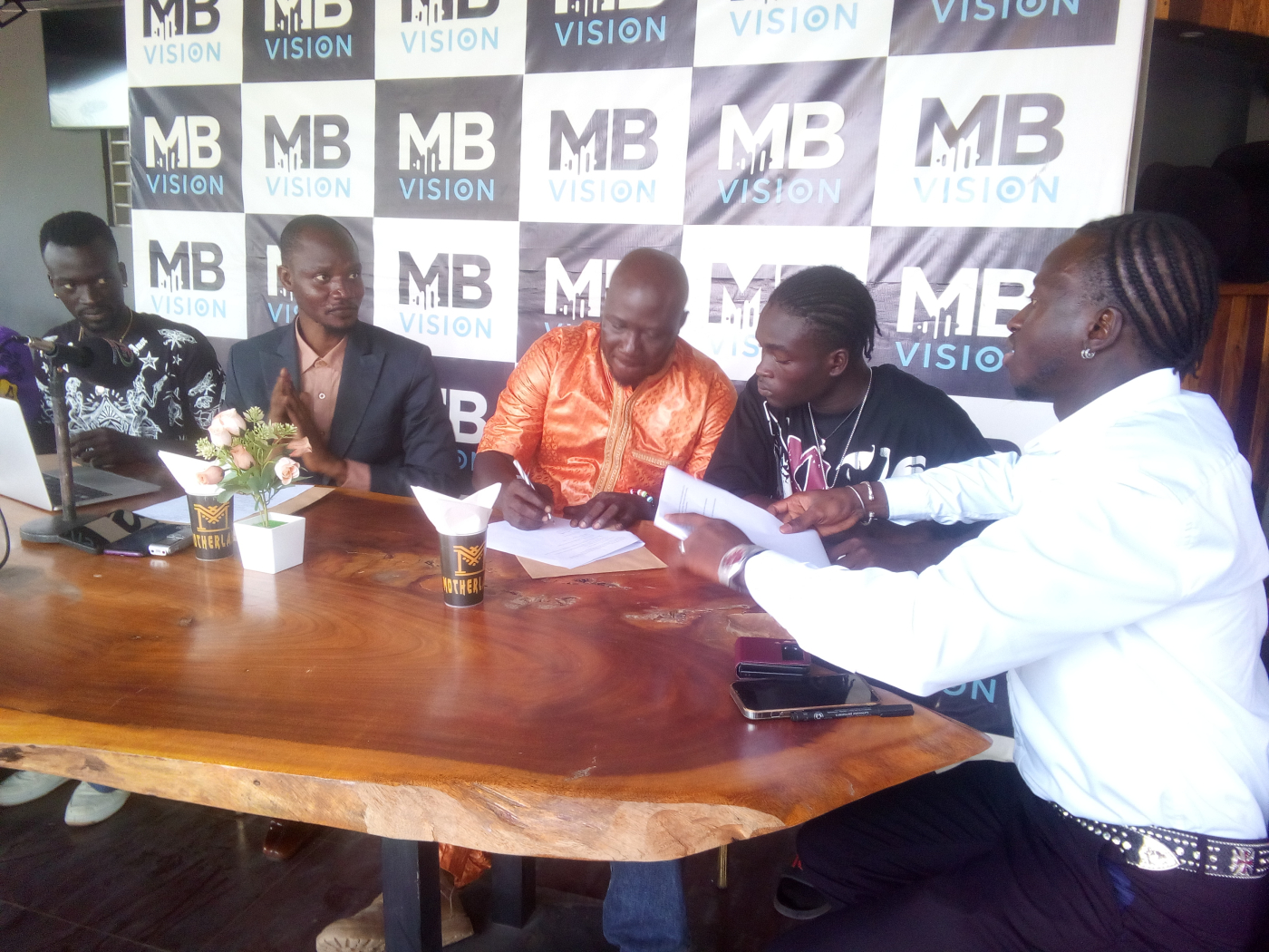 MB Vision signs 2 Artists