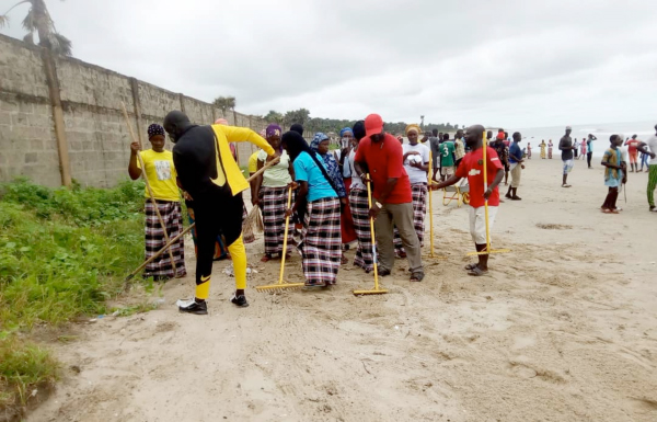 Madina Salam youth holds beach clean-up exercise