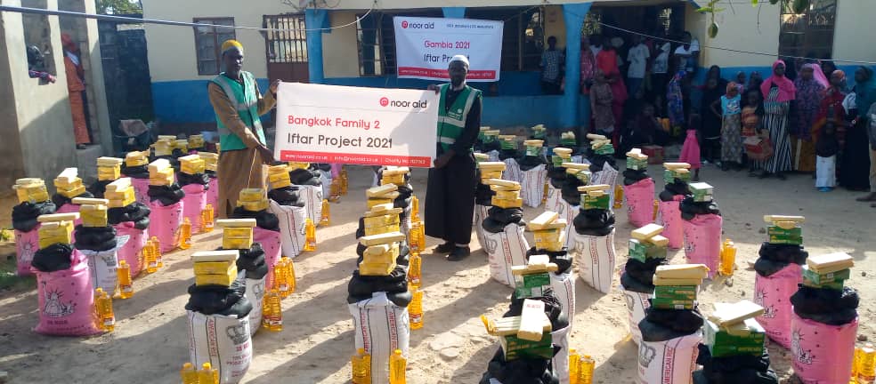 Noor Aid UK presents over 7000 bags of rice, oil to needy Muslims