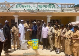 Pipeline mosque donates