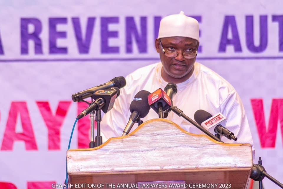 Le Président Barrow révèle que les recettes de l’Administration Fiscale de la Gambie (GRA) sont passées à environ 12.8 milliards de dalasis depuis 2017