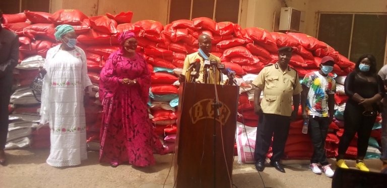 Mayor Lowe distributes food packages to Banjulians