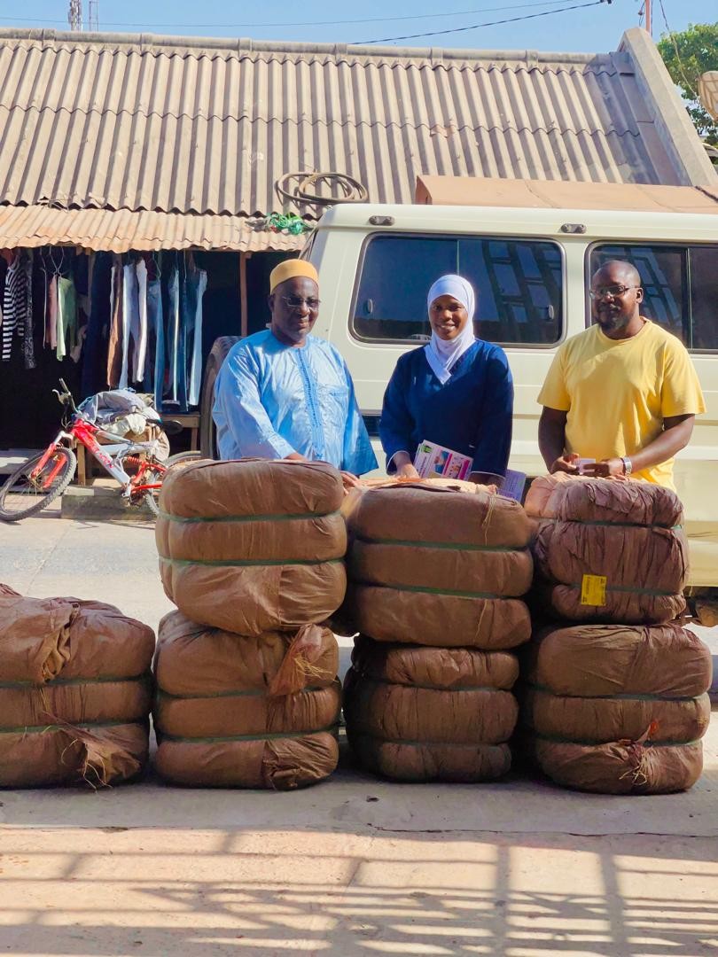 SK Jaiteh and Sons donates blankets, rags to Ndemban, Tanka Tanka worth D131k 