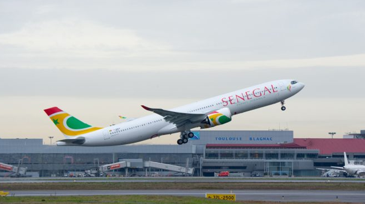 Senegal opens airspace with restrictions