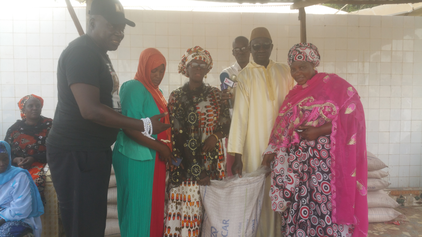 Sinchu Alagie community chairman presents bags of sugar to Yai Compin heads