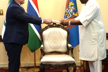 U.S. Ambassador Socha presents credentials to Barrow