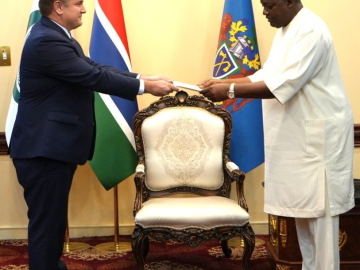 U.S. Ambassador Socha presents credentials to Barrow