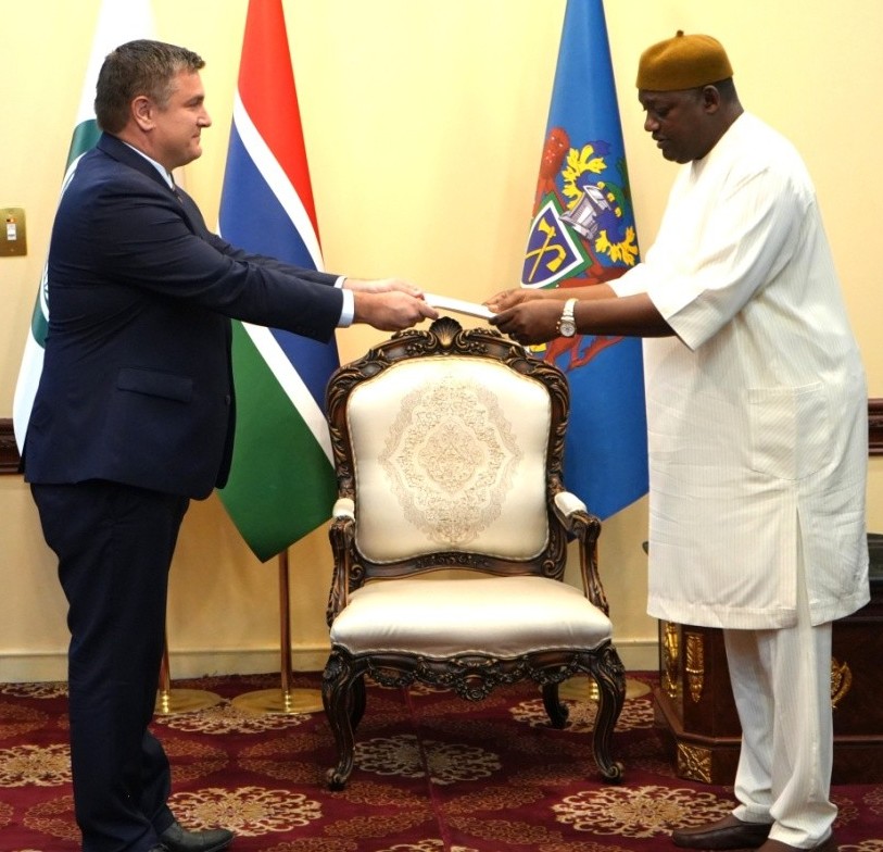 U.S. Ambassador Socha presents credentials to Barrow