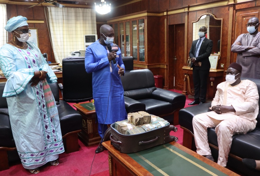 Barrow donates D2M to NBR disaster victims as his personal contribution