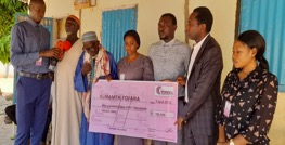 Yonna Forex Bureau donates D150, 000to Fofana family in Faraba