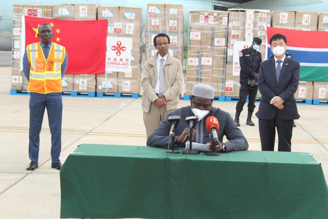 Foreign minister signs delivery note of medical supplies donated to gov’t