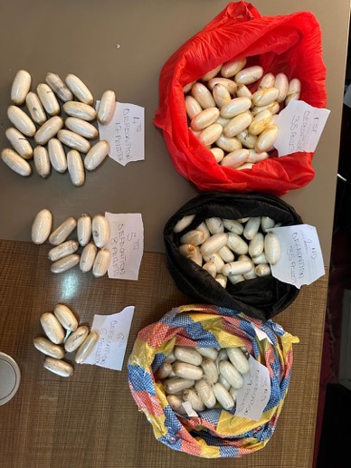 L’Agence de Lutte Contre la Drogue de la Gambie (DLEAG) arrête un homme avec 130 boulettes de cocaïne dans l'estomac