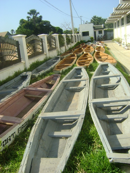 28 canoes for women oyster collectors