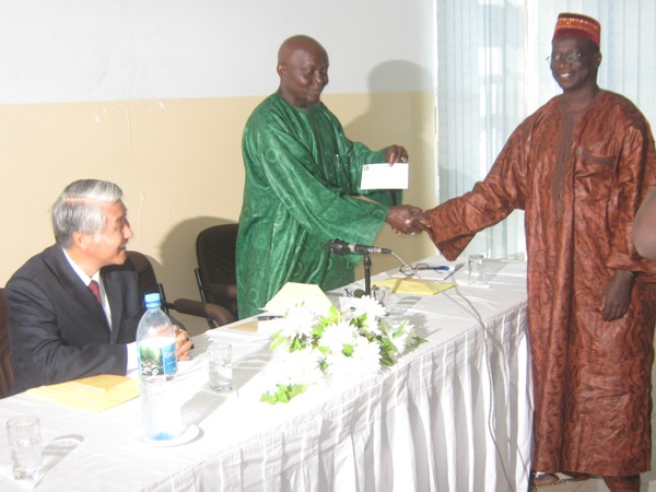 Ambassador Shih presents cheques to regional agriculture directorates