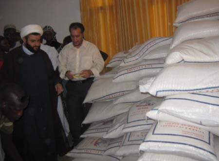 Lebanese Association donates rice, sugar to muslims