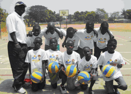 FIVB instructor trains young players on volleyball
