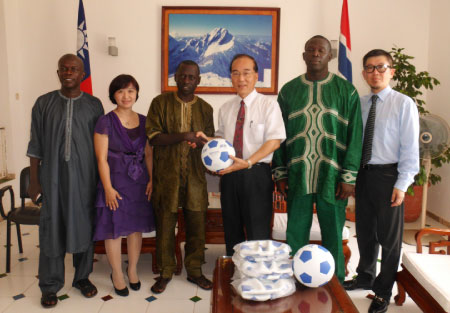 Ambassador Chen presents 1000 footballs to Gambian students