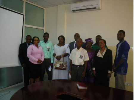 Bank PHB presents prizes to quiz winners