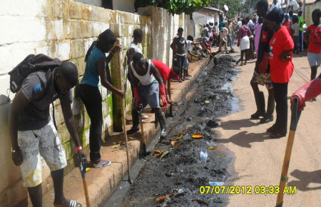 Volunteers cleanse Bakau gutters