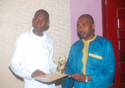 abdoulie bah receiving award from bai dodou jallow