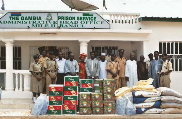 Pipeline Mosque Committee presents Ramadan gifts to prison inmates