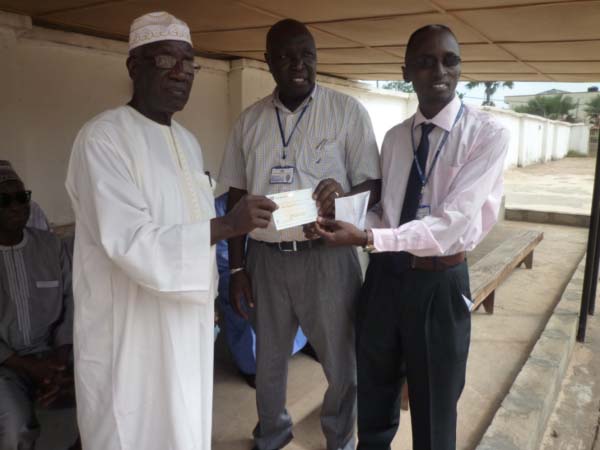 Pipeline Mosque Foundation presents D10,000 cheque to Serrekunda Hospital