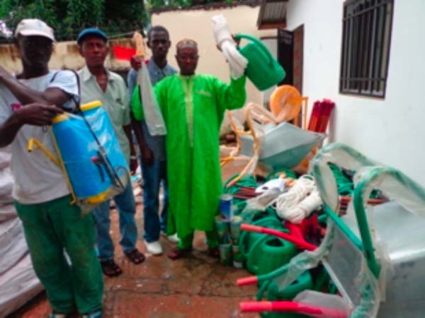 FAO presents gardening equipment to farmers