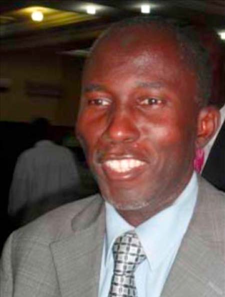 Central Bank Governor gives QCell CEO tap on the back