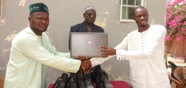 Foundation presents more than 100 laptops to schools