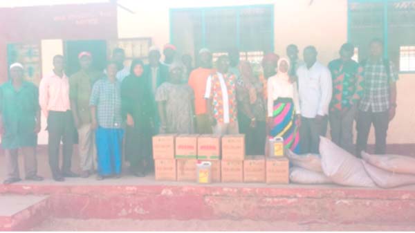 Ex-students of SUBS presents Ramadan gifts to school