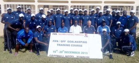 Goalkeeping trainers training kicks-off